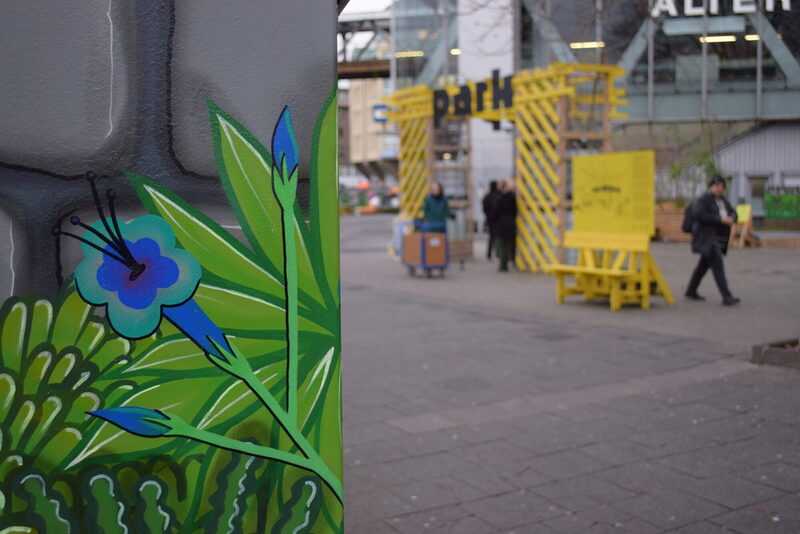 Ein bemalter Verteilerkasten im Vordergrund, dahinter der Blick auf den Pop up Park