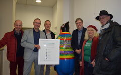 Oberbürgermeister Uwe Schneidewind mit der Erklärung und Mitgliedern des "Grünen Wegs"