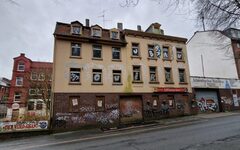 Das Gebäude an der Schönebecker Straße, das für die aktuelle Sperrung sorgt