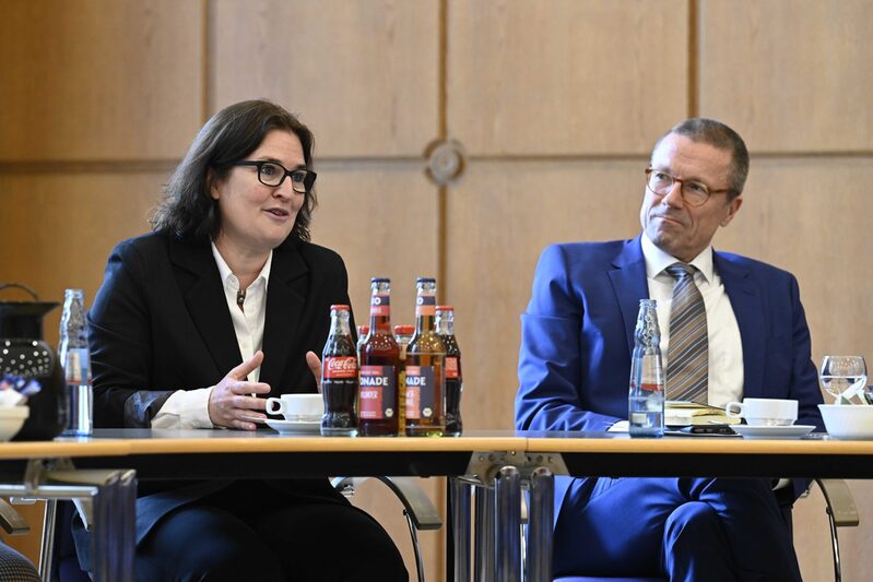 Eva Platz und Uwe Schneidwind bei der Pressekonferenz.