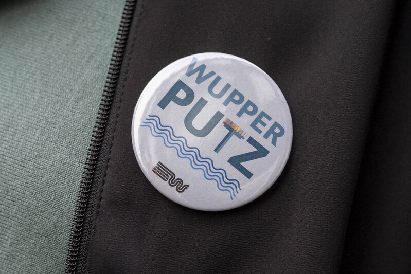 Wupperputz-Button an einer Jacke