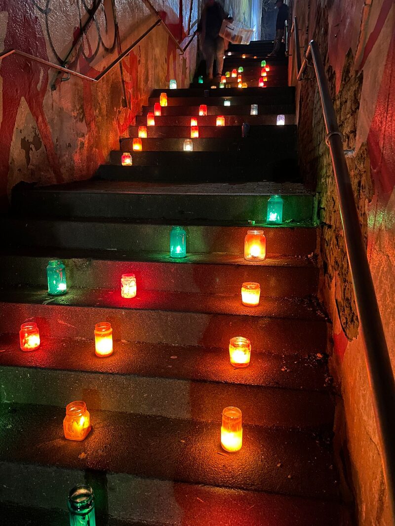 Eine mit bunten Kerzen ausgeleuchtete Treppe