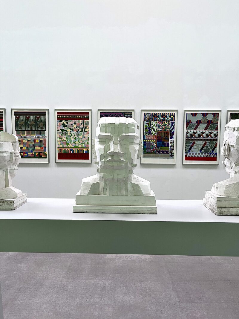 Blick auf Skulpturen und Grafiken von Eduardo Paolozzi im Skulpturenpark.
