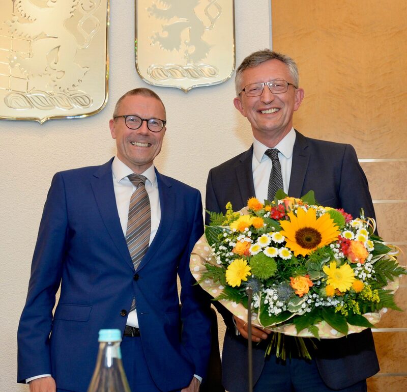 Matthias Nocke nimmt als Stadtdirektor die Glückwünsche von Oberbürgermeister Uwe Schneidewind entgegen.