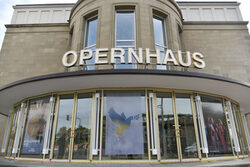 Eingang des Wuppertaler Opernhauses mit großem Schriftzug über den gläsernen Eingangstüren