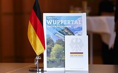 Eine Deutschland Flagge, eine Mappe und ein Grundgesetz