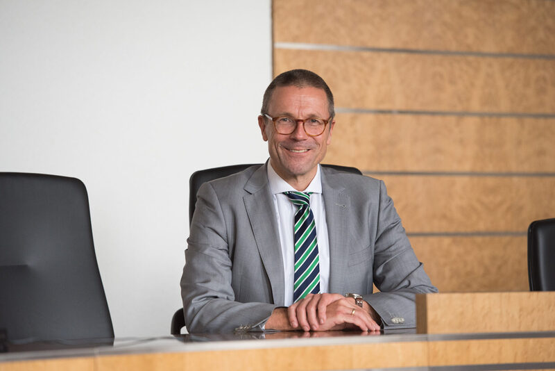 Oberbürgermeister Uwe Schneidewind als Sitzungsleiter im Ratssaal