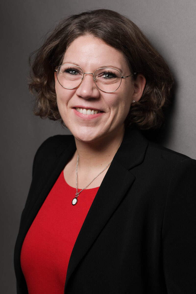 Portrait Dr. Katrin Linthorst im schwarzen Blazer mit rotem Shirt