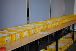 Gelbe Kästen mit den Wahlunterlagen