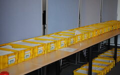 Gelbe Kästen mit den Wahlunterlagen