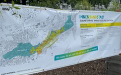 Ein Banner erklärt das Projekt InnenBandStadt