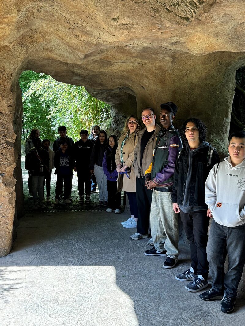 Die Gruppe erkundet den Zoo