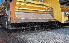 Einbau des ClAir® Asphalt-Granulats für die schadstoffmindernden Deckschicht mit dem Fertigerintegrierten Streuer der STRABAG AG