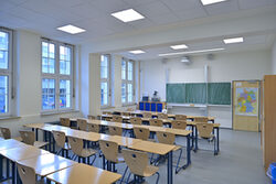 Blick in einen leeren Klassenraum