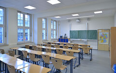 Blick in einen leeren Klassenraum