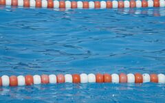 Ein Ballband trennt Bahnen für Schwimmerinnen und Schwimmer ab