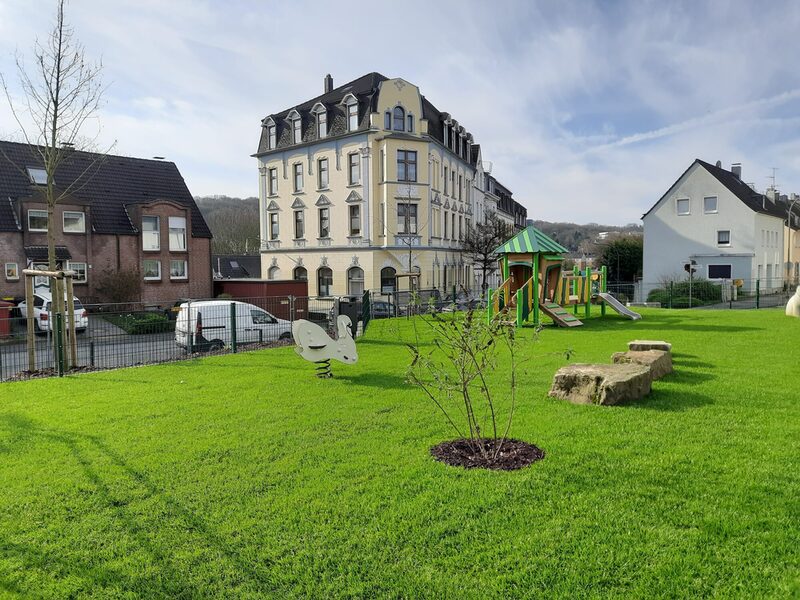 Spielplatz Goetheplatz mit neuen Spielgeräten und frisch eingesätem Rasen