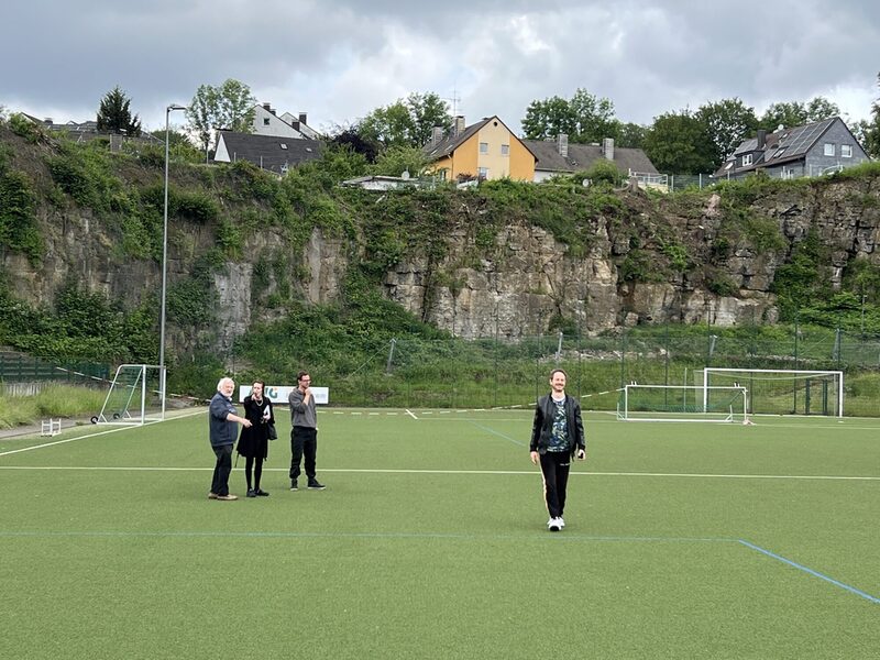 Der Sportplatz Höfen mit beeindruckender Felswand