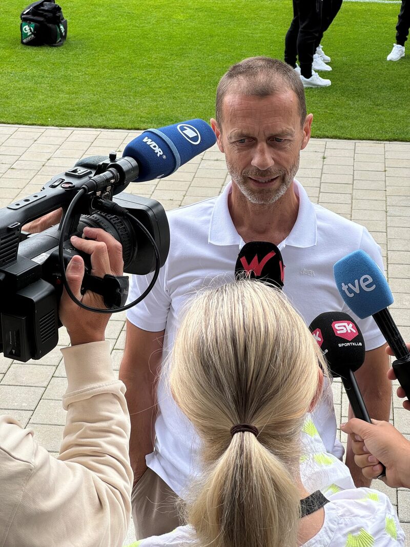 UEFA-Präsident Aleksander Čeferin beantwortet Fragen der Medien