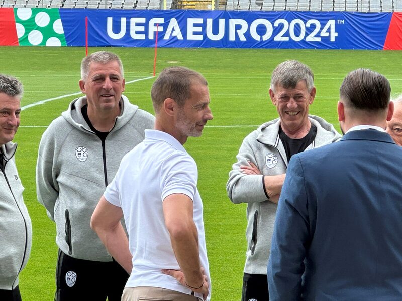 UEFA-Präsident Aleksander Čeferin hat am Morgen überraschend das Training der Slowenischen Nationalelf im Zoo Stadion besucht.
