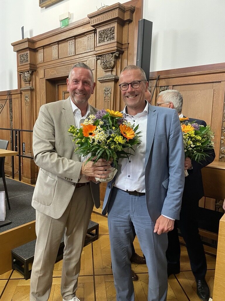 Guido Görtz (Vorsitzender der Verbandsversammlung) gratuliert Uwe Schneidewind zur Wahl zum Verbandsvorsteher des VRR-Zweckverbandes. (v.l.)