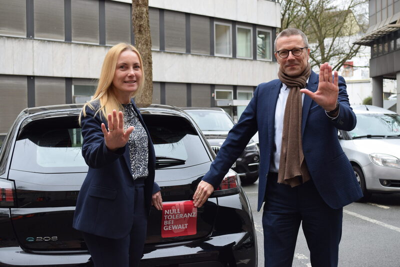 Personaldezernentin Dr. Sandra Zeh und Oberbürgermeister Uwe Schneidewind zeigen die neuen Aufkleber, die jetzt die städtischen Fahrzeuge schmücken.