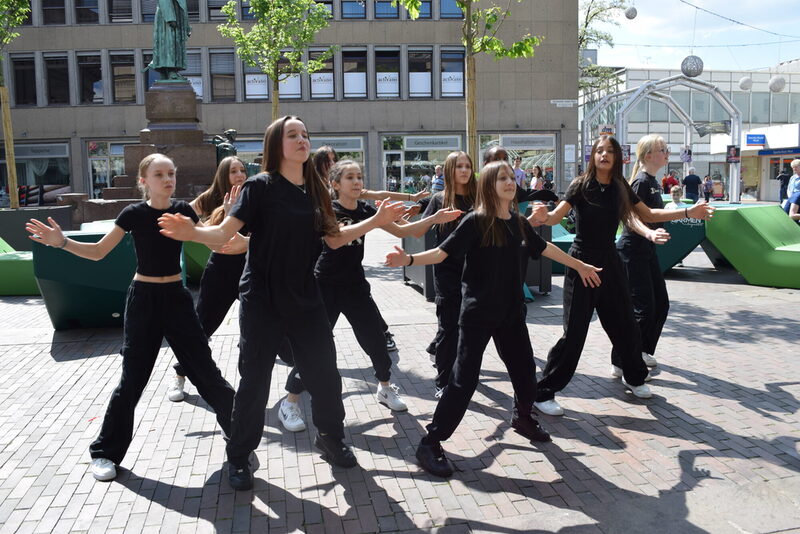 Die Tanzfabrik Wuppertal lieferte zur Einweihung eine Performance auf dem Geschwister-Scholl-Platz