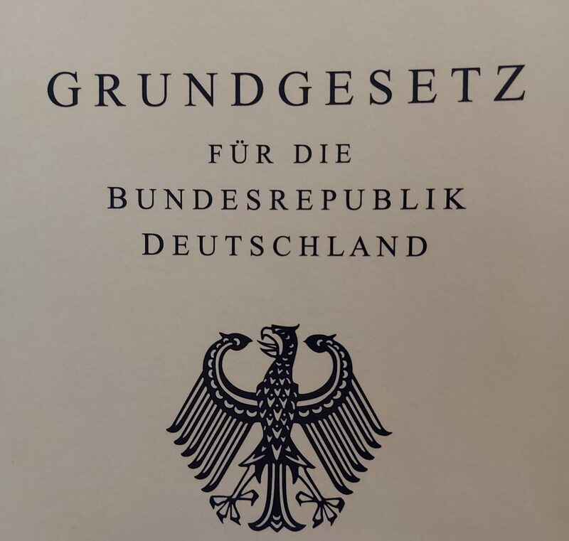 Titelblatt des Grundgesetzes mit Schriftzug und Bundesadler