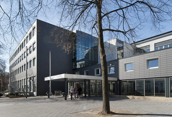 Das Gebäude der Volkshochschule in der Auer Schulstraße.