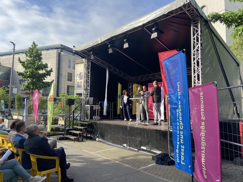 Die Eröffnung der Pop-Up-BUGA mot OB Schneidewind und BUGA-Geschäftsführerin Susanne Brambora-Schulz auf der Bühne am Platz am Kolk.