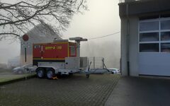 Ein Notstrom-Aggregat neben dem Feuerwehrgebäude