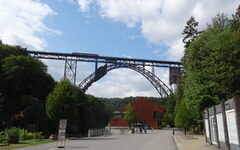 Die hohe Müngstener Eisenbahnbrücke und der darunter gelegene Park an der Wupper