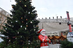 Blick auf den Weihnachtsmarkt in Barmen mit Weihnachtsbaum und Weihnachtsmann