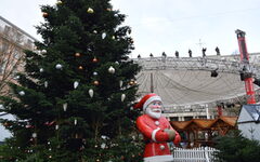 Blick auf den Weihnachtsmarkt in Barmen mit Weihnachtsbaum und Weihnachtsmann