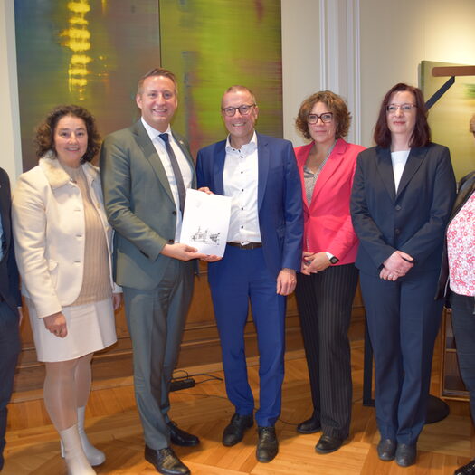 Bei der offiziellen Übergabe des Förderbescheids: Timo Dreschmann (Bezirksregierung Düsseldorf), Susanne Brambora-Schulz (BUGA gGmbH-Geschäftsführerin), Regierungspräsident Thomas Schürmann, Oberbürgermeister Uwe Schneidewind, Dr. Katrin Linthorst (Dezernen-tin Klima- und Umweltschutz, Nachhaltigkeit, Grünflächen und Recht), Yvonne Hartmann (Zentrales Fördermanagement) und Britta Kolodziej (Zentrales Fördermanagement) (von links).