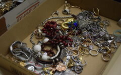 Schmuck in einer Box bei der Fundsachenversteigerung.