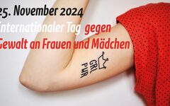 Ein Plakat zeigt den Oberarm einer Frau mit dem Tatoo "Girl Power"