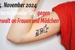 Ein Plakat zeigt den Oberarm einer Frau mit dem Tatoo "Girl Power"