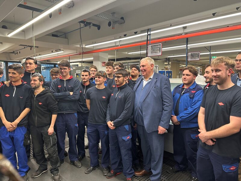 Arbeitsminister Karl-Josef Laumann mit Auszubildenden bei Knipex