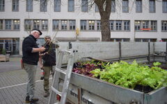 Gärtnermeister Hans-Christian Eckhardt im Gespräch mit einem Mitarbeiter