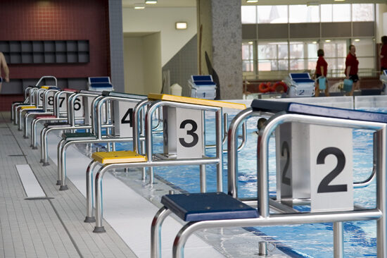 nummerierte Startblöcke in der Schwimmoper