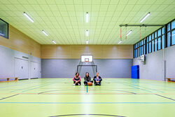 Alina Zaremba, Katharina Massold und Rabea Felderhoff (v. l.) in der sanierten Turnhalle.