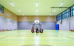 Alina Zaremba, Katharina Massold und Rabea Felderhoff (v. l.) in der sanierten Turnhalle.