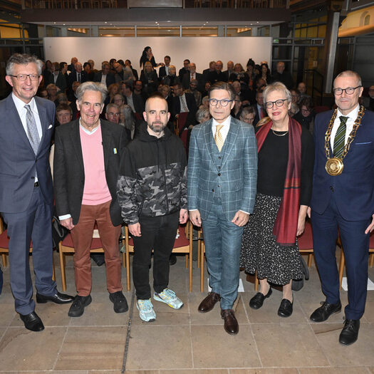 Oberbürgermeister Uwe Schneidewind (rechts) und Kulturdezernent Matthias Nocke (links) mit den Von der Heydt-Preisträgern Lutz-Werner Hesse (3. von rechts) und Hank Zerbolesch (3. von links).