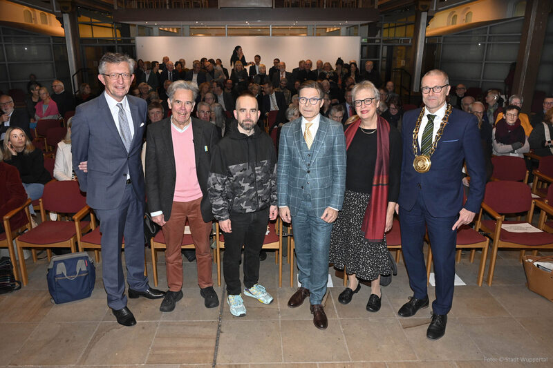 Oberbürgermeister Uwe Schneidewind (rechts) und Kulturdezernent Matthias Nocke (links) mit den Von der Heydt-Preisträgern Lutz-Werner Hesse (3. von rechts) und Hank Zerbolesch (3. von links).