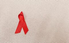 Symbolbilde: Eine rote Aids-Schleife