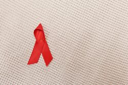 Symbolbilde: Eine rote Aids-Schleife