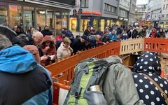 Menschen schauen bei einer Führung in eine Baugrube