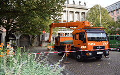 Ein Hubwagen steht vor dem Rathaus in Barmen