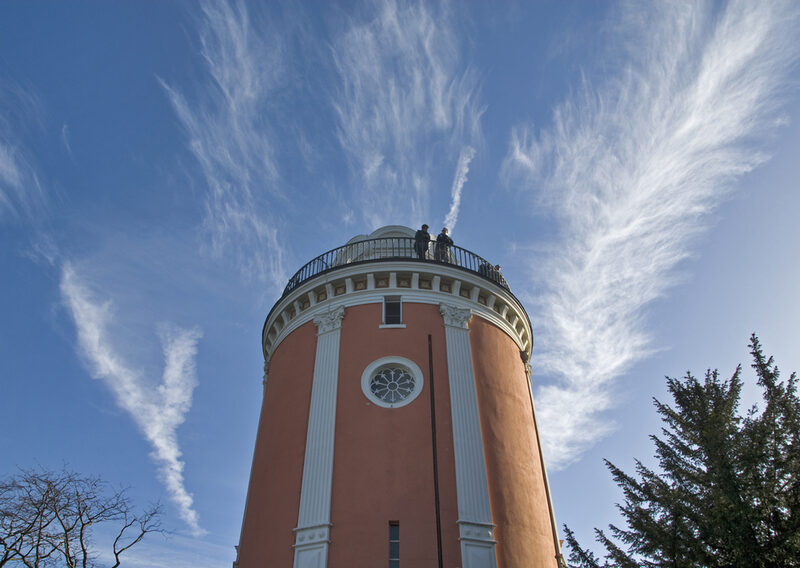 Zwei Besucher stehen auf dem Elisenturm